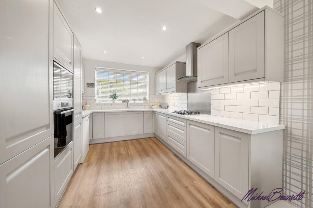 8A, Reevy Drive, Bradford, BD6 3RE photo 3