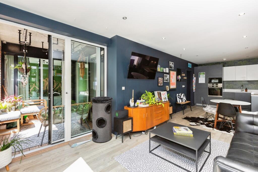 25 Rookwood Way, London, E3 photo 2