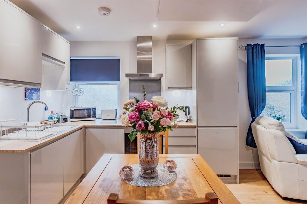 Lumley Road, HORLEY photo 4