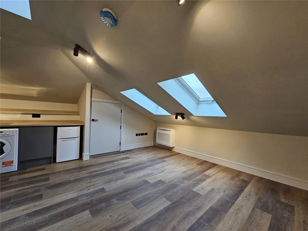 Apartment in Romford - View 5