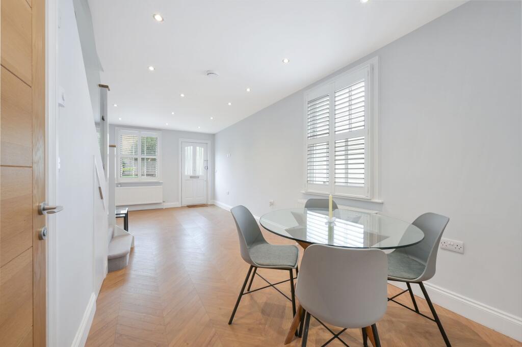House in Kingston upon Thames - More