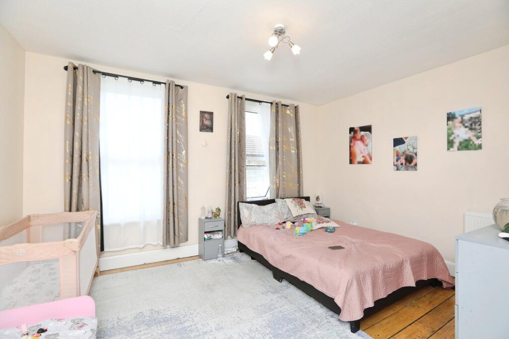 House in Chatham, Medway - More