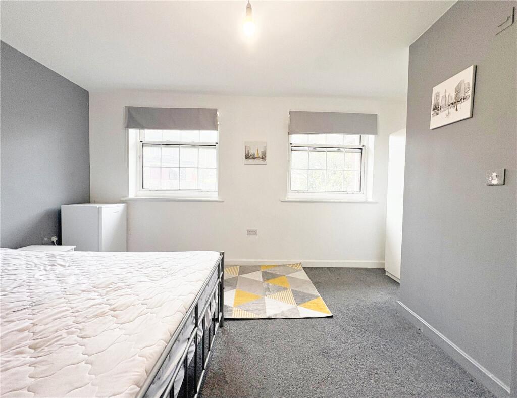 House in Epping Forest, Grange Hill, Chigwell - More