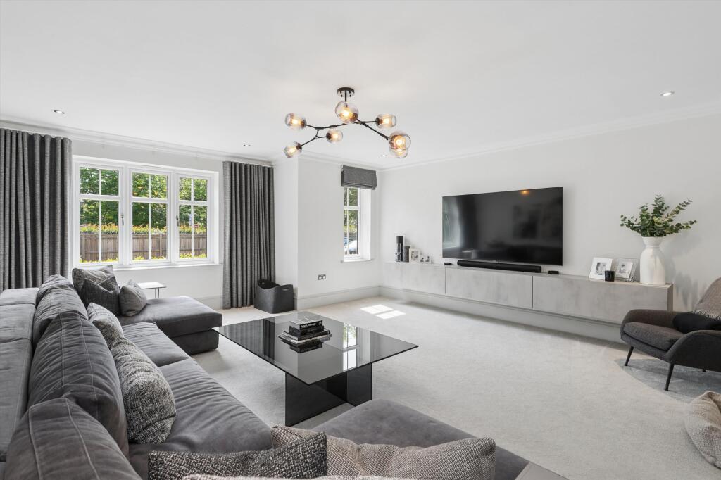 House in Elmbridge, Surrey - More