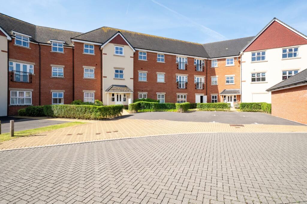 2-bed flat on Draper Close, Andover, SP11, £190,000