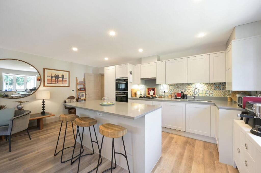 Apartment in Kingston upon Thames - View 4
