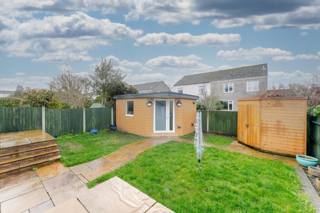 Exceptional four bedroom family home in the popular village of Yatton photo 2