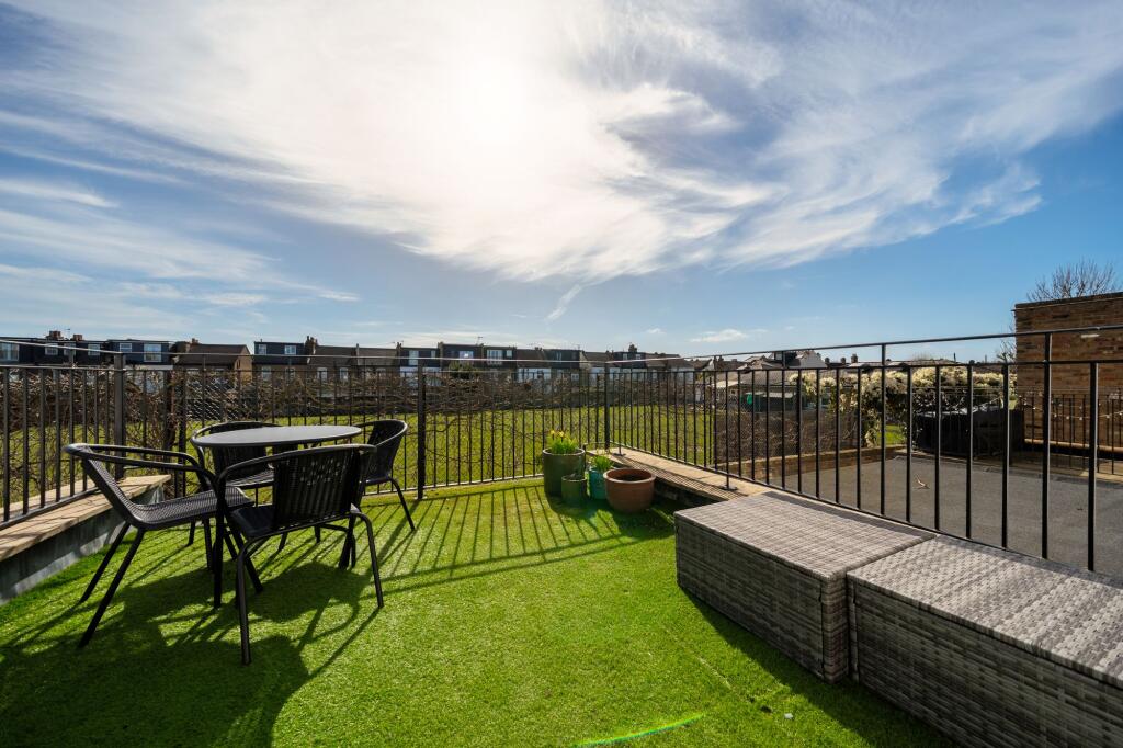 House in London, Worton - View 3