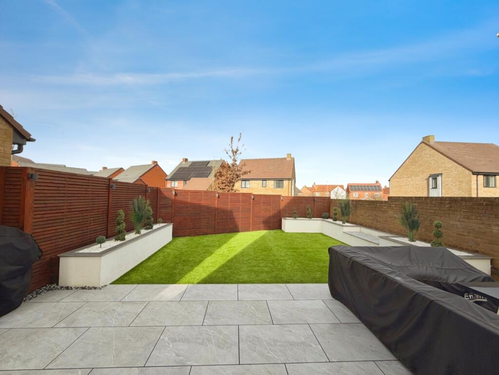 Paddock Close, Kingsnorth, Ashford photo 2