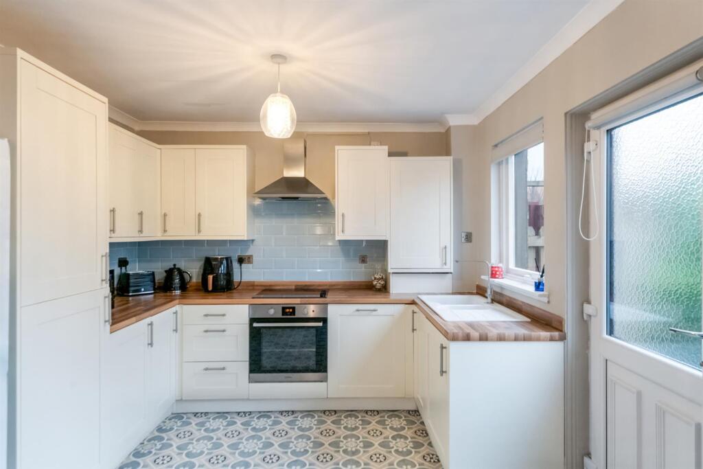 4 Hillview Place, Dollar FK14 7JG photo 2