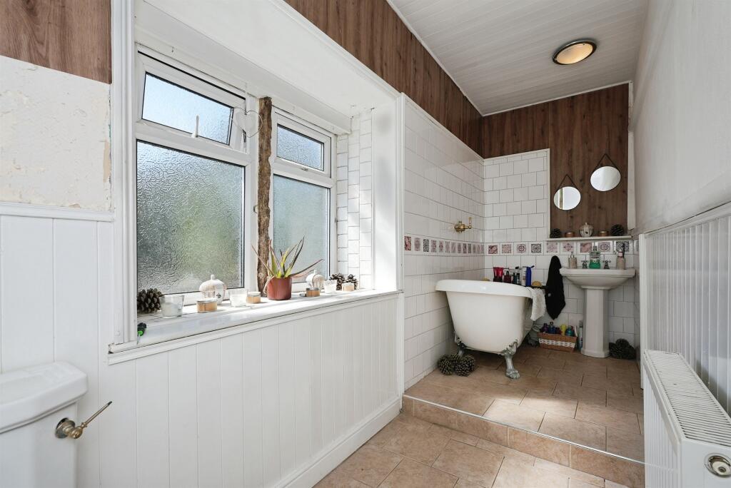 House in Calderdale, Illingworth - View 4