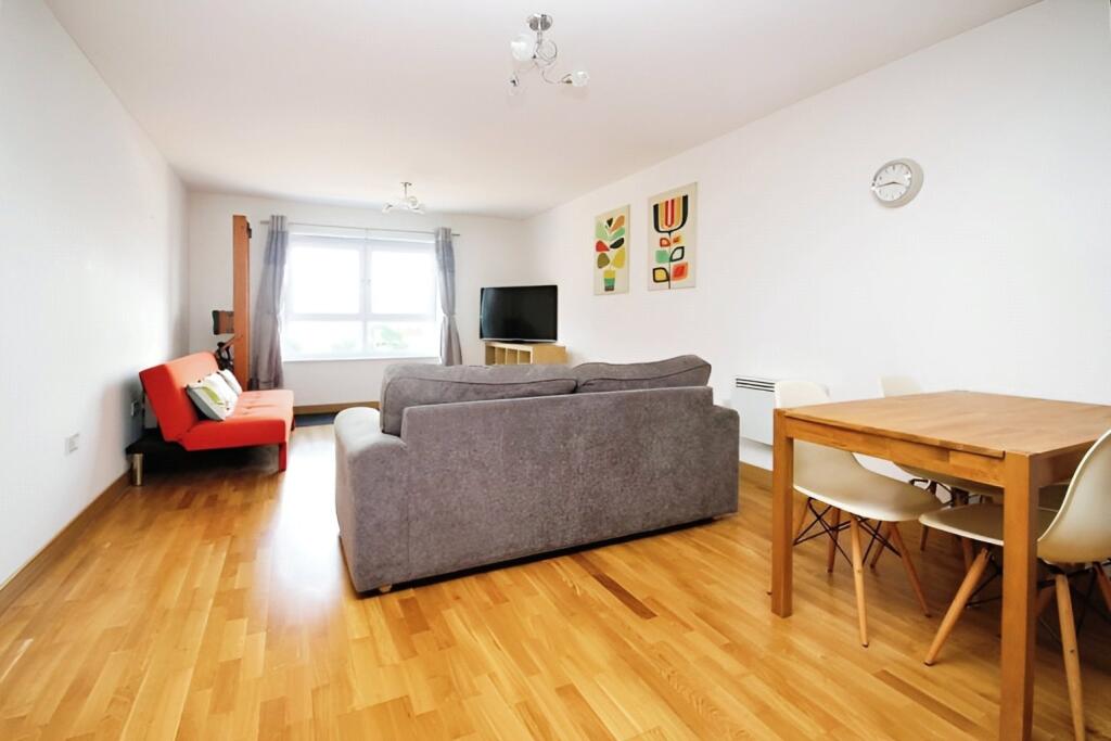 Apartment in Southend-on-Sea - More