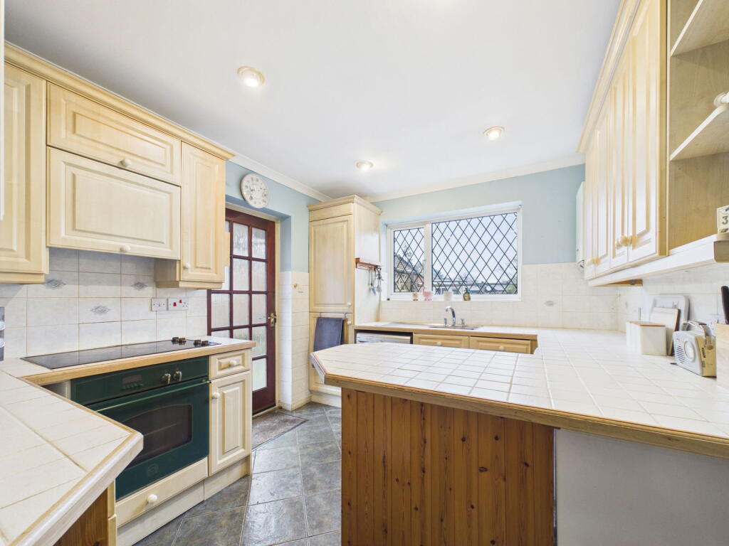 Truro Close, Maidenhead, SL6 photo 3