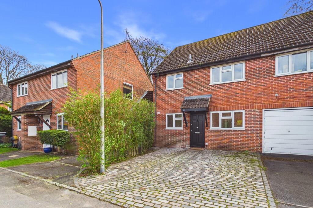 Main image of property: Lipscombe Close, Newbury, Berkshire, RG14