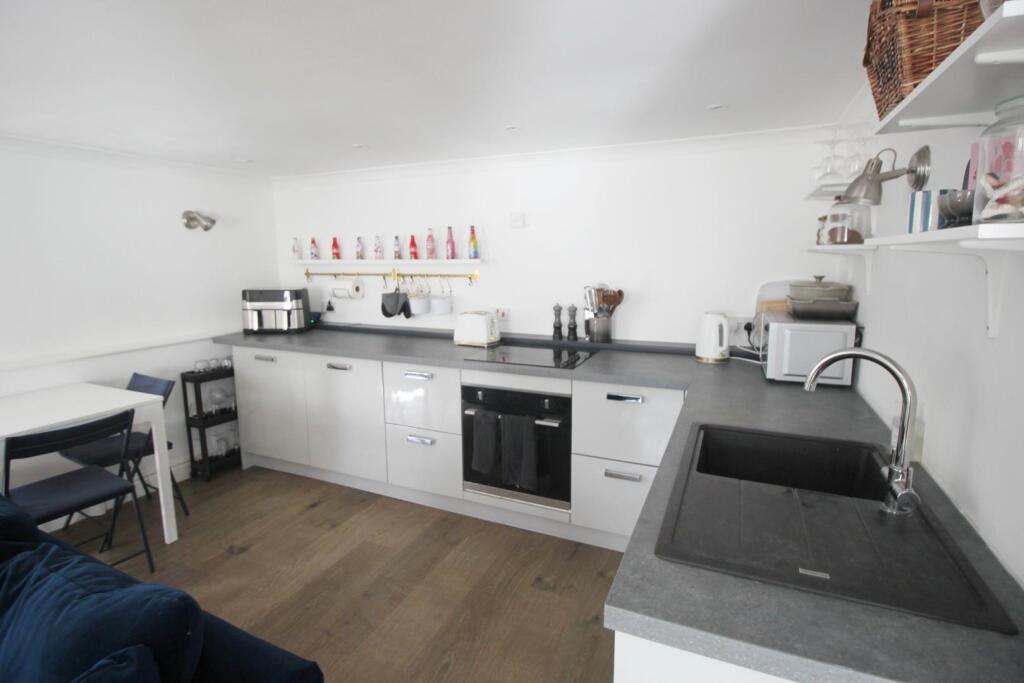 17 Abbey Hill, Netley Abbey, Southampton photo 2