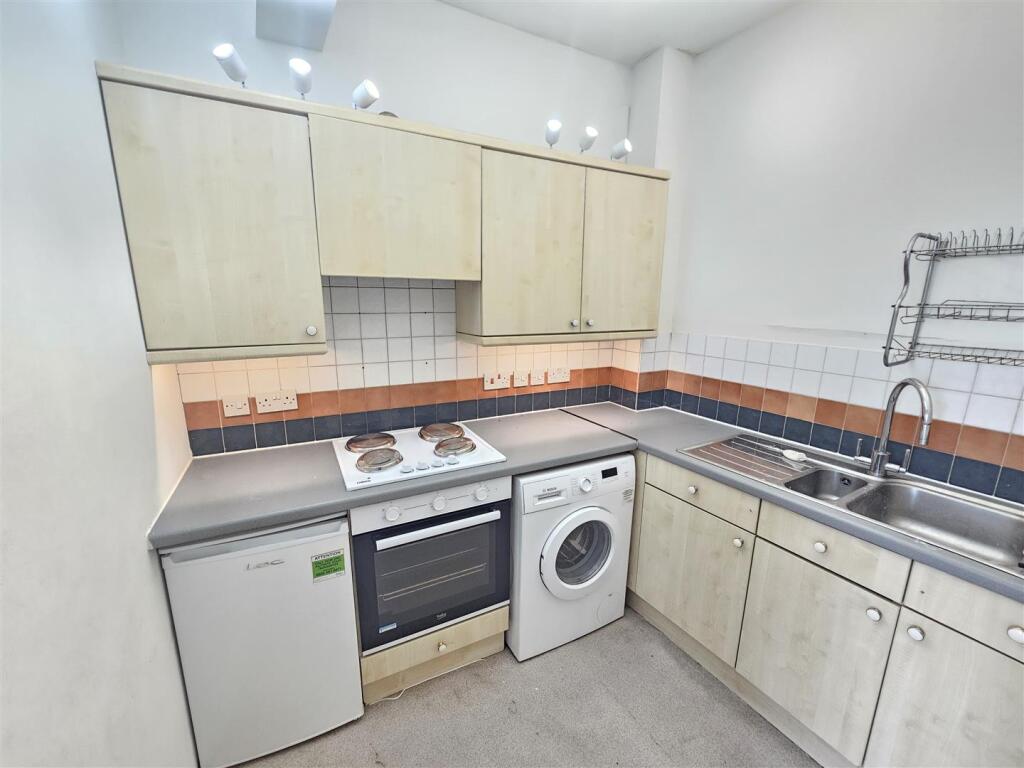 Apartment in Egham - View 2