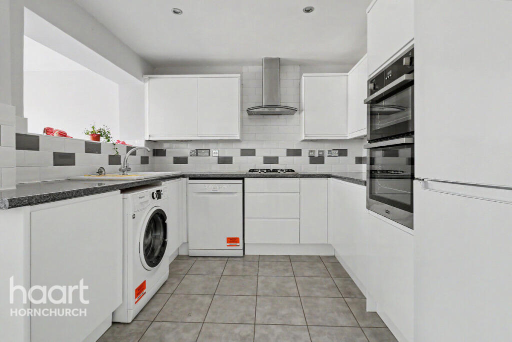 House in London, Elm Park - View 5