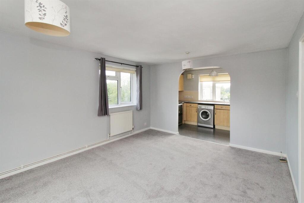 Apartment in Crawley, Southgate - View 3