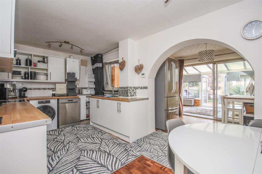 Oaks Drive, Higham Ferrers photo 2