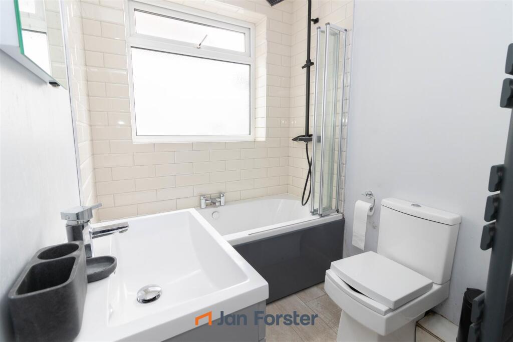 Apartment in North Tyneside, North East - View 5