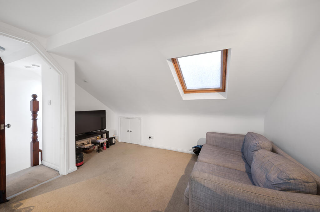 Vernon Avenue, Raynes Park, SW20 photo 3