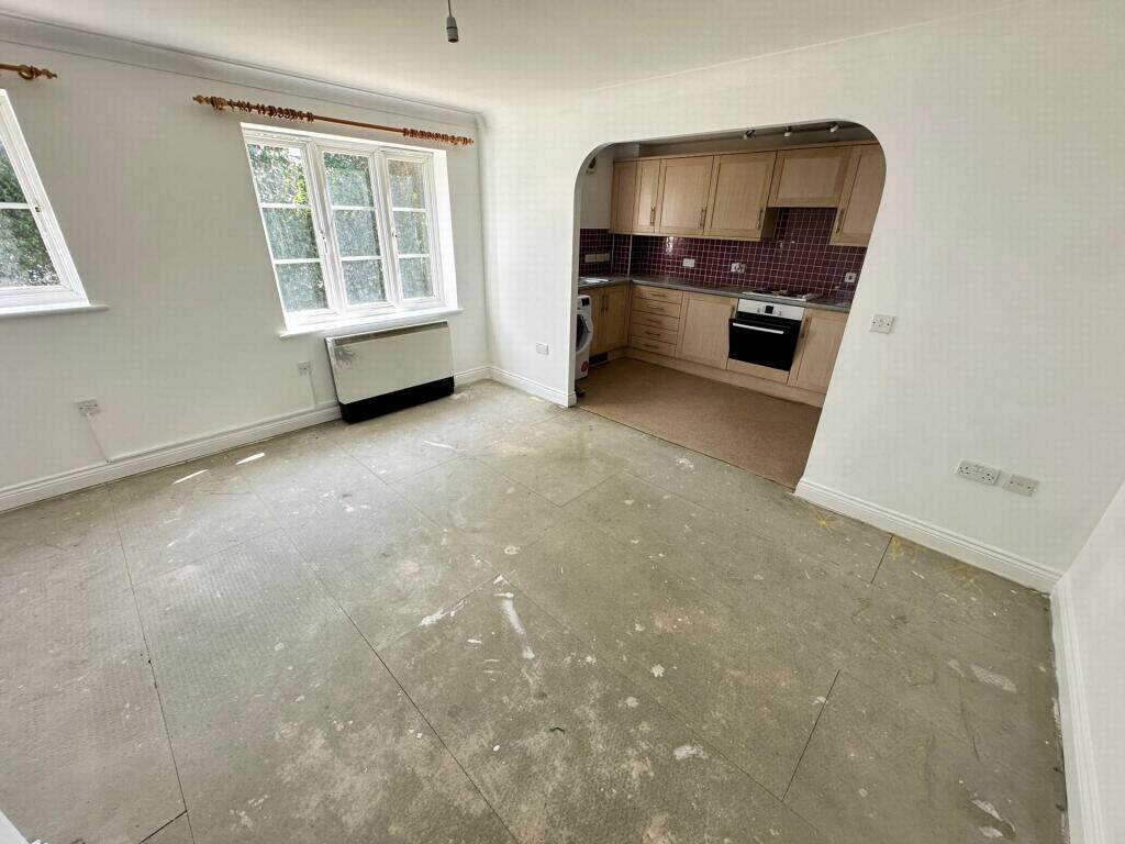 Apartment in Yeovil, Brympton - View 3