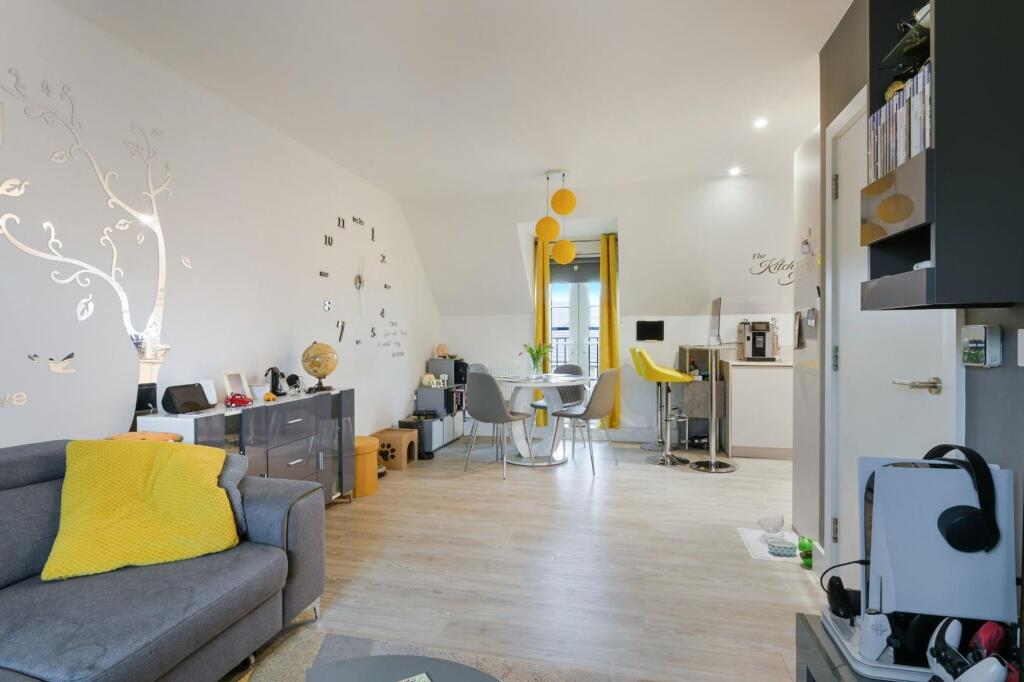 Apartment in Reigate and Banstead, Nork - View 5