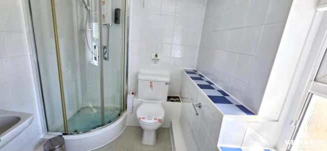Bedroom 8 ensuite (1).jpg