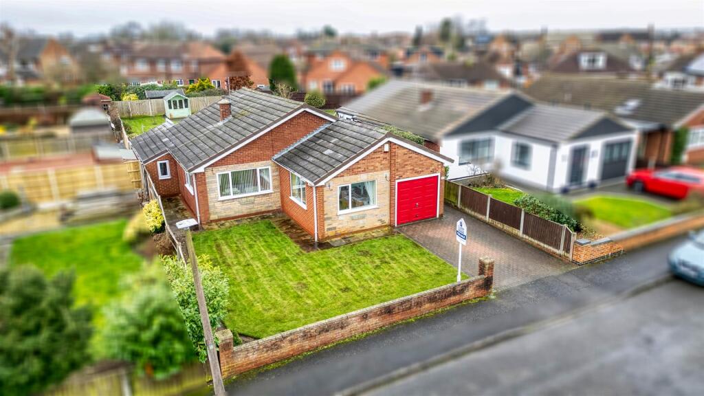 2-bed bungalow on Winston Grove, Retford, £325,000