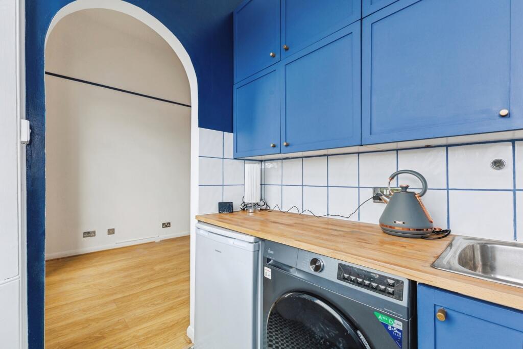 Apartment in London, Royal Borough of Kingston upon Thames - More