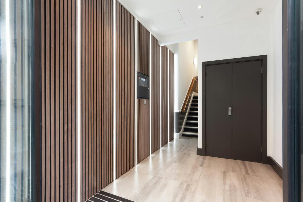 4750 Margaret Street Entrance Hall 02.jpg