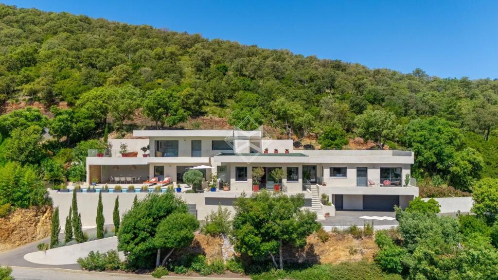 Main image of property: Provence-Alps-Cote d`Azur, Var, La Londe-les-Maures