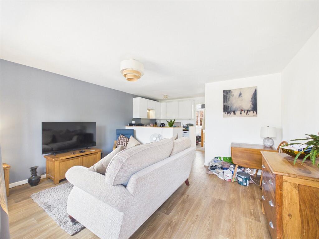 Apartment in Gloucester, Gloucestershire - View 4