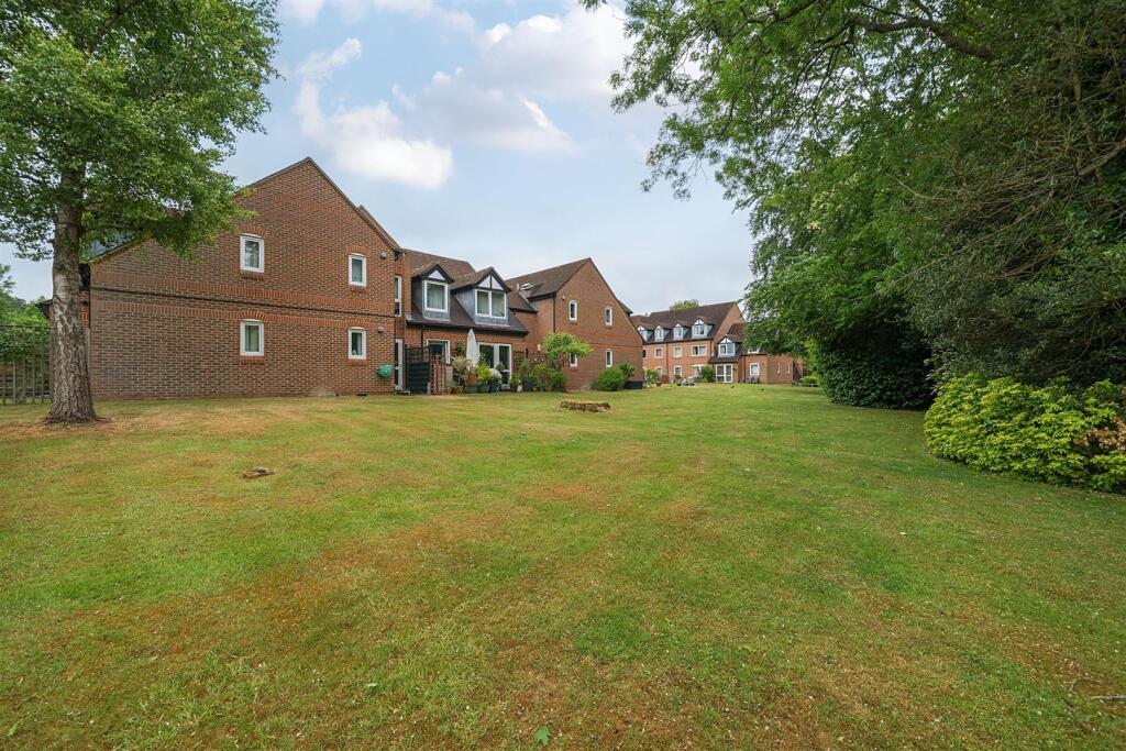 1-bed other on McKernan Court, High Street, Sandhurst, Berkshire, GU47 8HH, £120,000