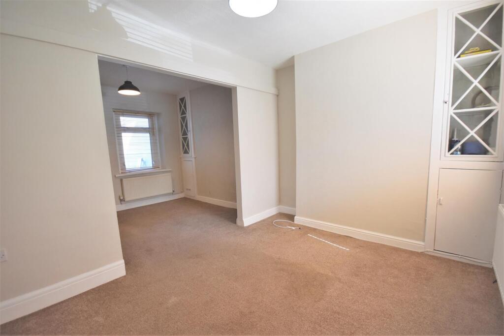 8 Grove Terrace, Penarth, Vale of Glamorgan, CF64 2NL photo 2