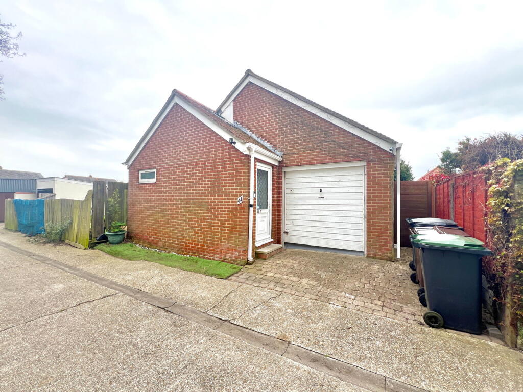 1-bed detached on Bury Hall Lane,Alverstoke,Gosport,PO12 2NX, £275,000