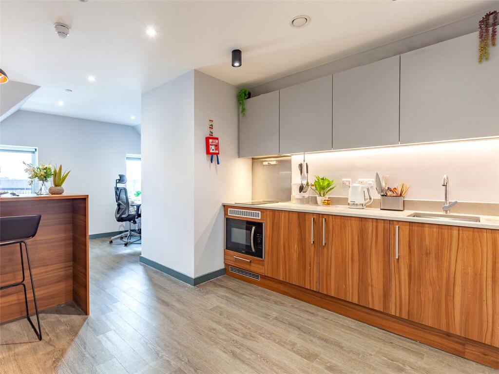 Apartment in Egham, Ripley Springs - View 3