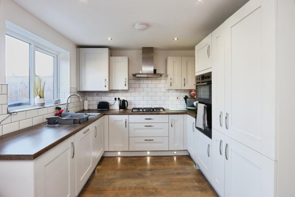 Broomhill Avenue, Waverley, Rotherham, South Yorkshire, S60 photo 3