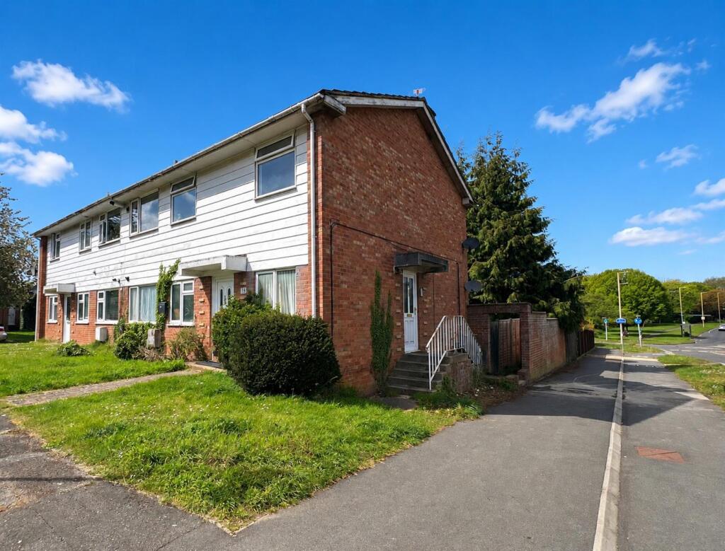2-bed flat on White House Close, Basingstoke, £180,000