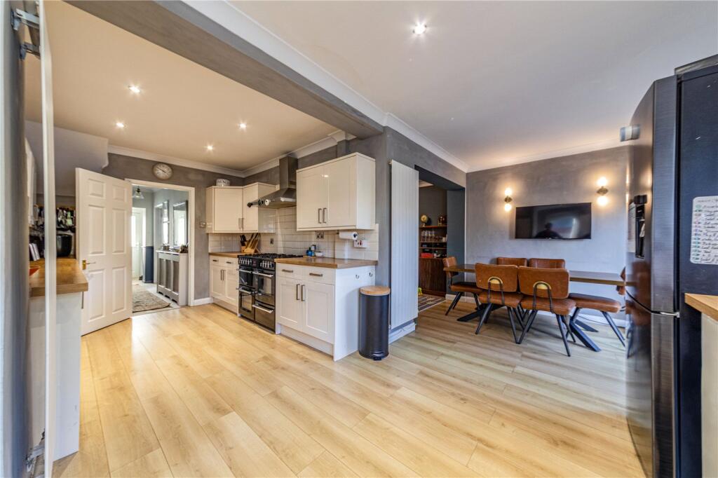 Tewkesbury Close, Byfleet, West Byfleet, Surrey, KT14 photo 4