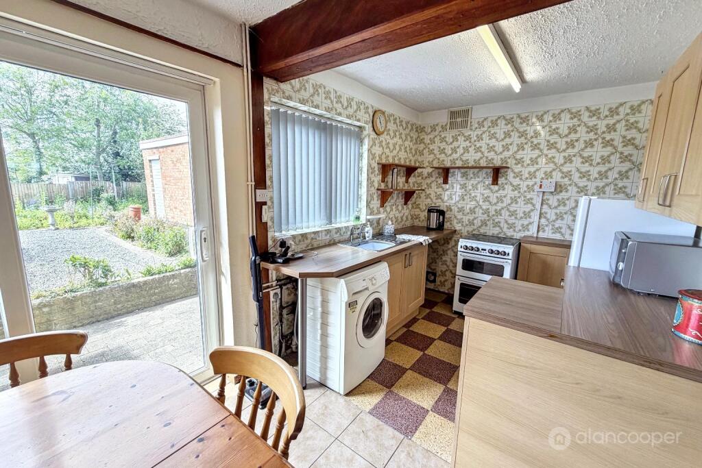 House in Nuneaton and Bedworth, Warwickshire - View 6
