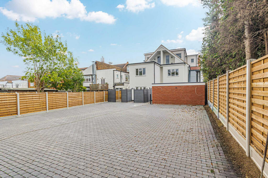 1-bed apartment on London Road, Leigh-on-Sea, SS9, £300,000