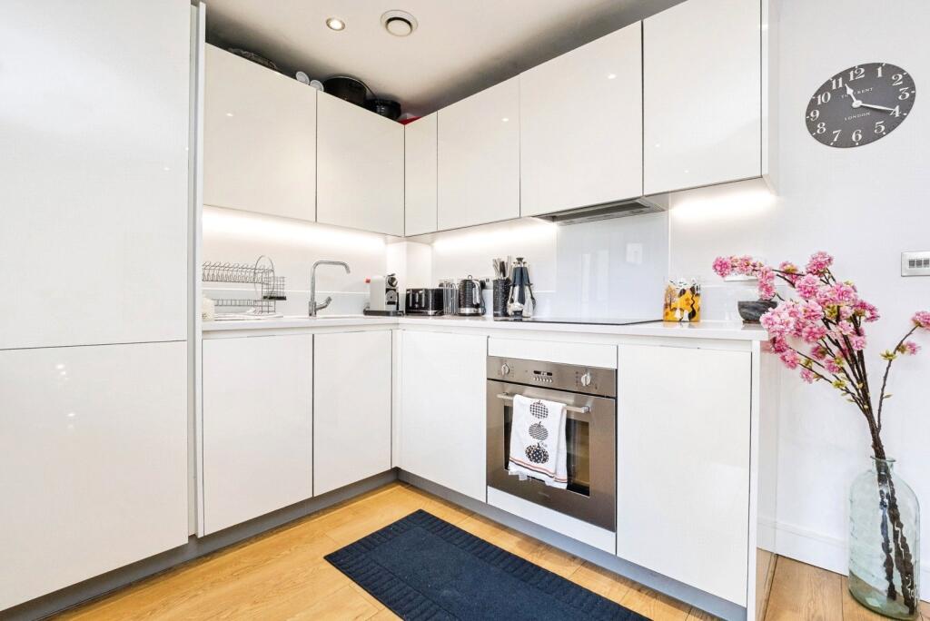 Apartment in Ilford - More