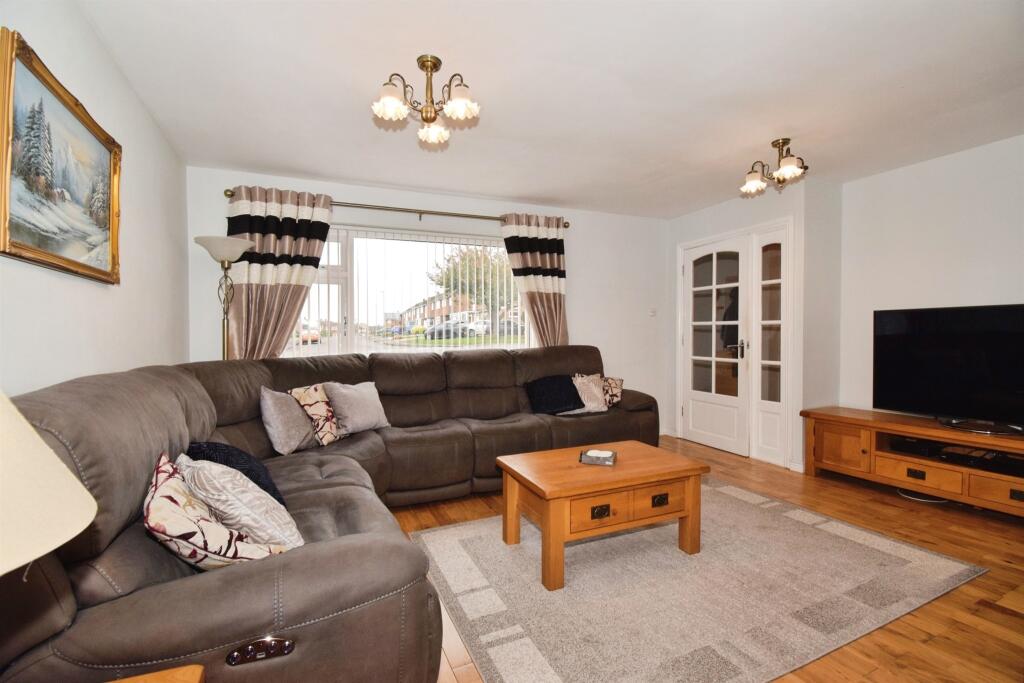 Redruth Avenue, WIGSTON photo 3