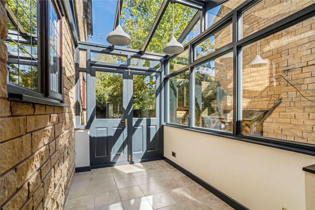 House in Gloucester - View 5