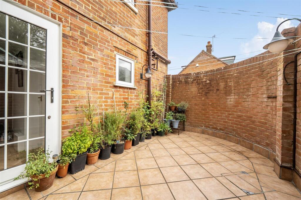 House in Eastleigh, Hound - More