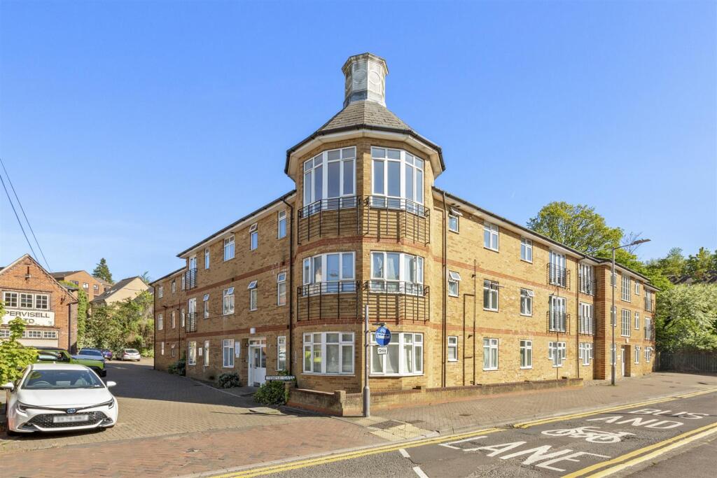 1-bed flat on Temple Gate, High Wycombe, £180,000