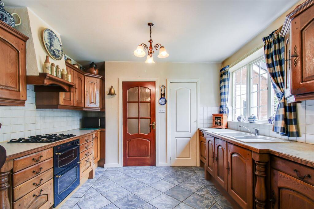House in Wakefield, Stand Bridge, Pledwick - View 4