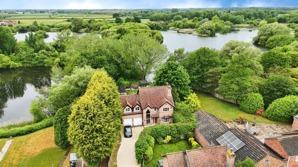 Main image of property: Canal Side West, Newport, HU15 2RN