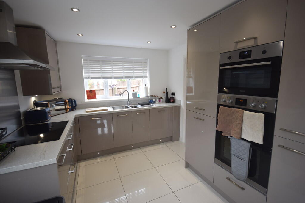 Featherstone Crescent photo 5